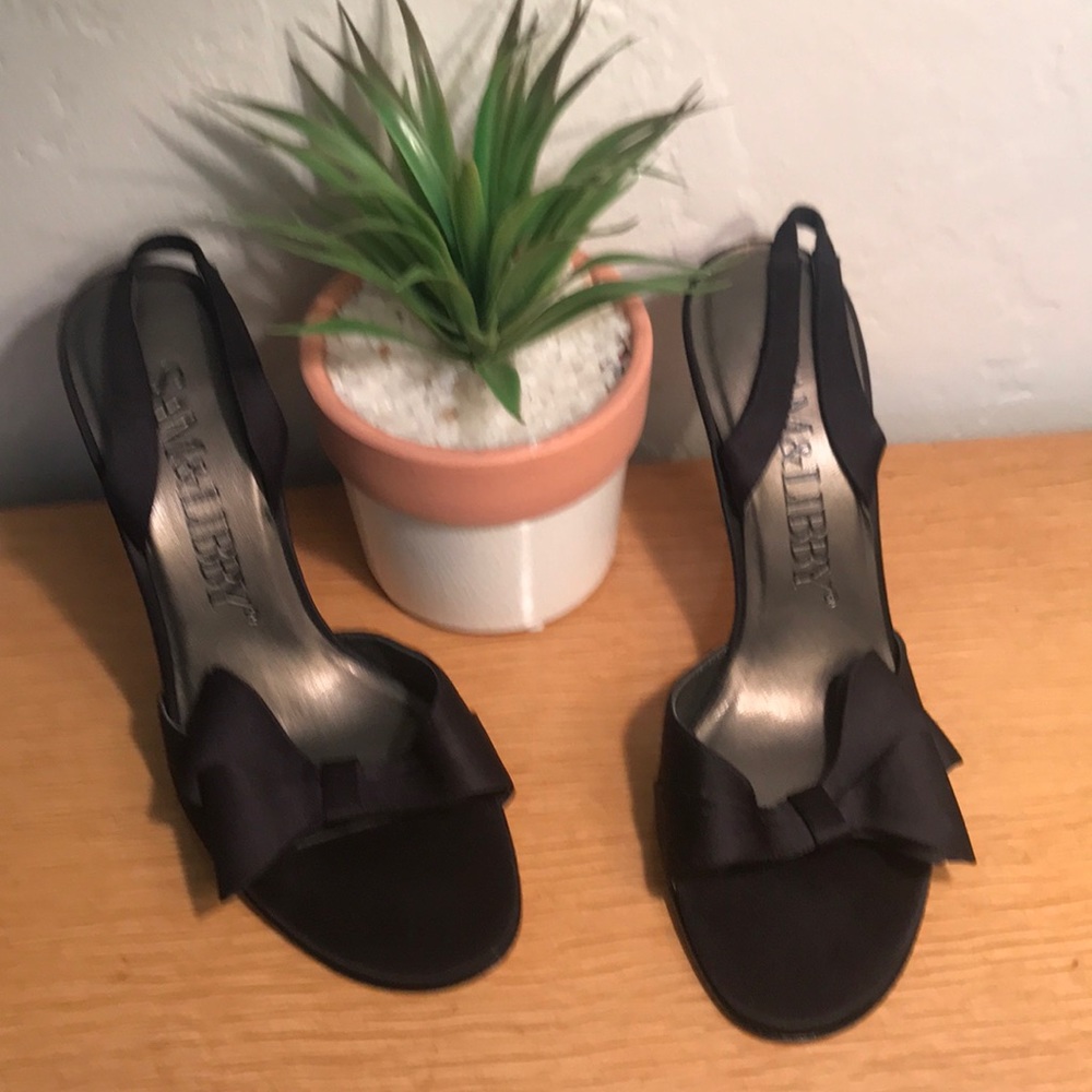 Pumps with a bow..😍.